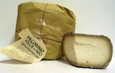 pecorino-fogile-de-noci-italian-cheese